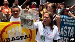 Los comunicadores sociales en Venezuela enfrentan acciones contra la libertad de prensa y expresión.