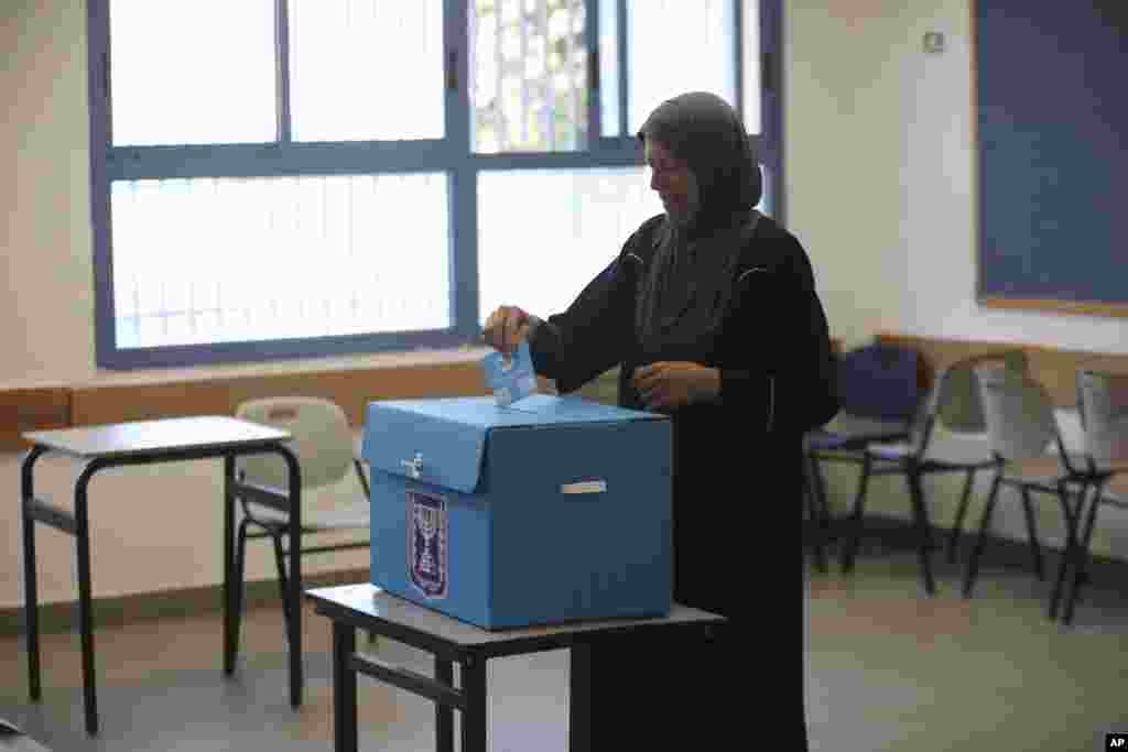 انتخابات پارلمانی اسرائیل - یک زن عرب در اورشلیم رای خود را به صندوق می اندازد. برخی می گویند میزان مشارکت اعراب اسرائیل می تواند بر نتیجه انتخابات پارلمانی تاثیر بگذارد. در دوره های گذشته عرب های اسرائیل حدود ده کرسی در کنست ۱۲۰ عضوی کسب کرده بودند.&nbsp;