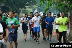 Vicka Kuen Berlari bersama dengan Sandiaga Uno (Foto: Vicka Kuen)