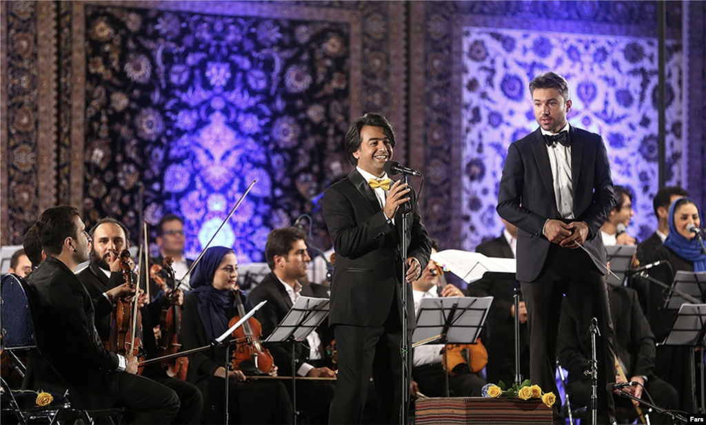 کنسرت پرواز همای و ارکستر سمفونیک پرواز به رهبری انریکو جرولا در کاخ نیاوران برگزار شد. عکس: جواد هادی