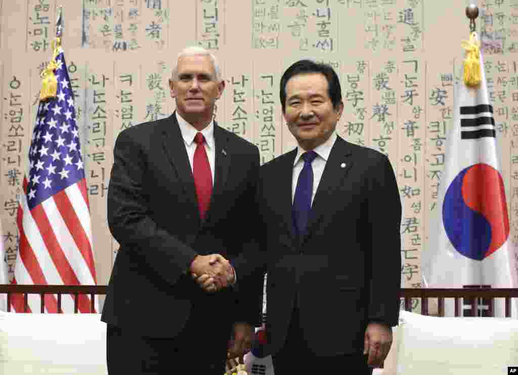 Le vice-président américain Mike Pence avec le président de l&#39;Assemblée nationale sud-coréenne, Chung Sye-kyun, avant leur réunion à Séoul, Corée du Sud, le 17 avril 2017.
