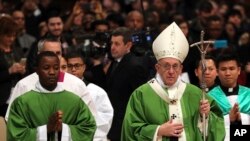 Paus Fransiskus setelah misa di Vatikan, Minggu, 14 Januari 2018.