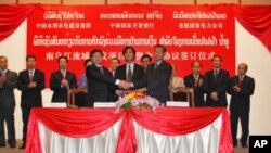 ພິທີເຊັນສັນຍາກູ້ຢືມເງິນເພື່ອກໍ່ສ້າງເຂື່ອນນໍ້າອູ ຈາກທະນາຄານຈີນ ທີ່ຈັດຂຶ້ນໃນ
ນະຄອນວຽງຈັນໃນປີ 2011 ທີ່ຜ່ານມານີ້