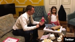 British Foreign Secretary Jeremy Hunt shares a moment with the daughter of jailed Nazanin Zaghari-Ratcliffe, Gabriella, in a photo shared on Twitter by @FreeNazanin.