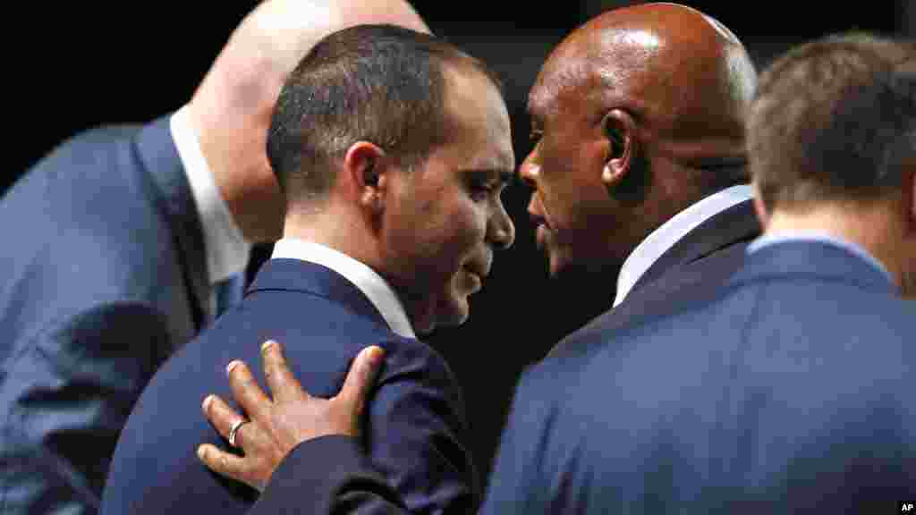 Le candidat à la présidence, Tokyo Sexwale d'Afrique du Sud, parle avec le candidat prince Ali Al-Hussein de la Jordanie lors du congrès à Zurich,le vendredi 26 février 2016.