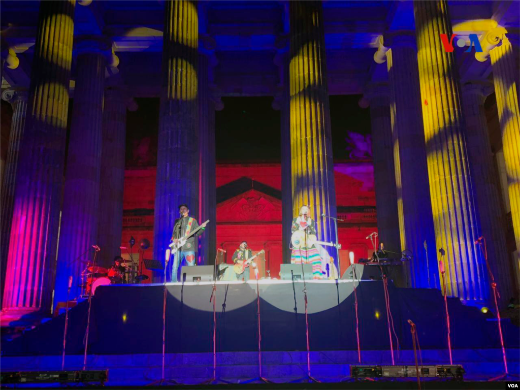 Para la reconocida banda Aterciopelados, que amenizó el encuentro de casi dos horas fue “un evento único, irrepetible, teatral, simbólico, musical en torno a prender luces por las mujeres”.: Karen Sánchez, VOA.
