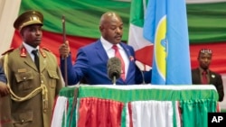 Presiden Burundi Pierre Nkurunziza saat diambil sumpahnya untuk masa jabatan ketiga sebagai Presiden di Bujumbura, Kamis (20/8).