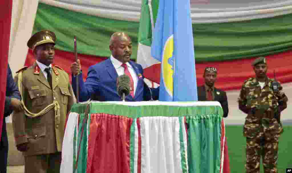 Le président Pierre Nkurunziza du Burundi&nbsp; a prêté serment pour un troisième mandat lors d&#39;une cérémonie au Parlement à Bujumbura, au Burundi, 20 août 2015.