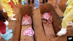 Des volontaires procèdent à l’enterrement des victimes de la coulée de boue, au cimetière de Freetown, Sierra Leone, 17 août 2017.