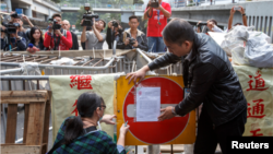 Autoridades colocan un aviso de desalojo en una calle del distrito financiero de Hong Kong.
