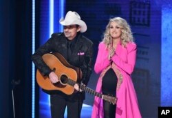 Los anfitriones Brad Paisley y Carrie Underwood en la 52 entrega anual de los premios CMA en Nashville, Tennessee, el miércoles, 14 de noviembre de 2018.