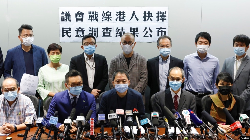 资料照片：香港民意研究所2020年9月29日公布有关民主派议员去留议会的民意调查（路透社）(photo:VOA)