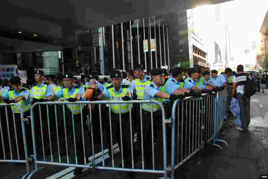 香港警方不斷用鐵馬擴大封鎖區，不讓記者及示威者進入