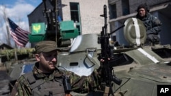 지난 15일 우크라이나 동부 쉬로킨에서 우크라이나 정부군 장갑차에 미국 성조기가 꽂혀있다. (자료사진)