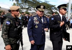 El nuevo jefe de la Policía Nacional de Honduras, José David Aguilar Morán (centro) después de la ceremonia de transferencia del comando. Tegucigalpa, enero 15, 2018.