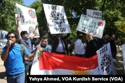 Manifestantes protestan frente a la Casa Blanca durante la visita del presidente de Turquía, Recep Tayyip Erdogan. Mayo 16, 2017.