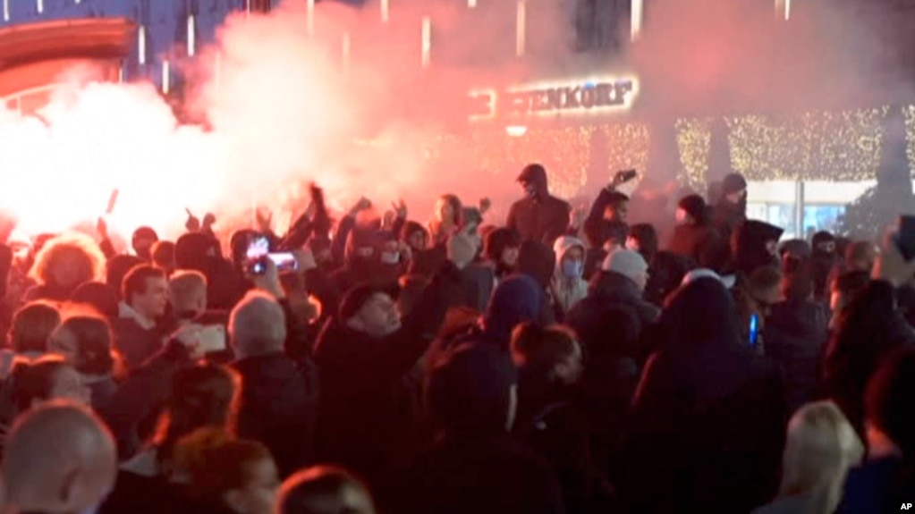 一张视频截图显示，反对新冠限令的人在荷兰鹿特丹制造暴力骚乱。（美联社照）(photo:VOA)