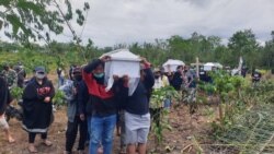 Warga mengusung empat peti mati menuju pekuburan Desa Kalemago, Kecamatan Lore Timur, Kabupaten Poso, Sulawesi Tengah. Rabu (12/5/2021) Foto : Yoanes Litha