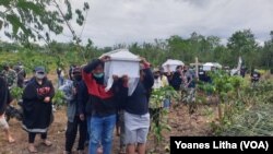 Warga mengusung empat peti mati menuju pekuburan Desa Kalemago, Kecamatan Lore Timur, Kabupaten Poso, Sulawesi Tengah. Rabu (12/5/2021) Foto : Yoanes Litha