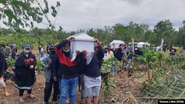 Warga mengusung empat peti mati menuju pekuburan Desa Kalemago, Kecamatan Lore Timur, Kabupaten Poso, Sulawesi Tengah. Rabu (12/5/2021) Foto : Yoanes Litha