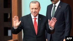 Presiden Turki, Recep Tayyip Erdogan, menyambut para deputi dalam sebuah rapat pada Tahun Legislatif Awal dari Dewan Nasional Turki di Ankara, 7 Juli 2018 (foto: AFP Photo/Adem Altan)