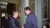 El presidente en disputa Nicolás Maduro saluda al director general de Rosneft, Igor Sechin, en el Palacio de Miraflores, en Caracas, el 27 de mayo de 2015. (Reuters vía Palacio de Miraflores)