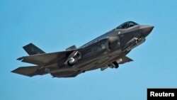 일본이 도입을 추진 중인 미국 록히드마틴 사의 F-35 전투기. 일본 정부는 2017년 국방예산안에 F-35 6대 구매에 필요한 9억4천만 달러를 포함시켰다. (자료사진)