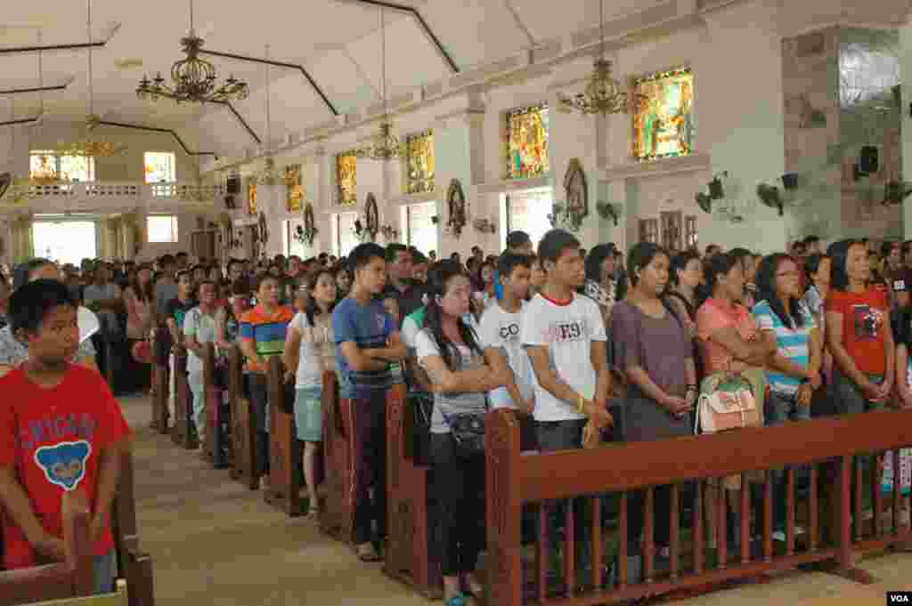 Many survivors attended their first Mass on Sunday since the typhoon struck, Philippines, Nov. 17, 2013. (Steve Herman/VOA)