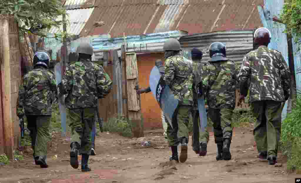 La police patrouille sur une rue lors de la manifestation à Kibera, le 23 mai 2016.