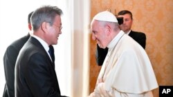 교황청을 공식 방문 중인 문재인 대통령이 18일 바티칸에서 프란치스코 교황을 만나 인사를 나누고 있다. 