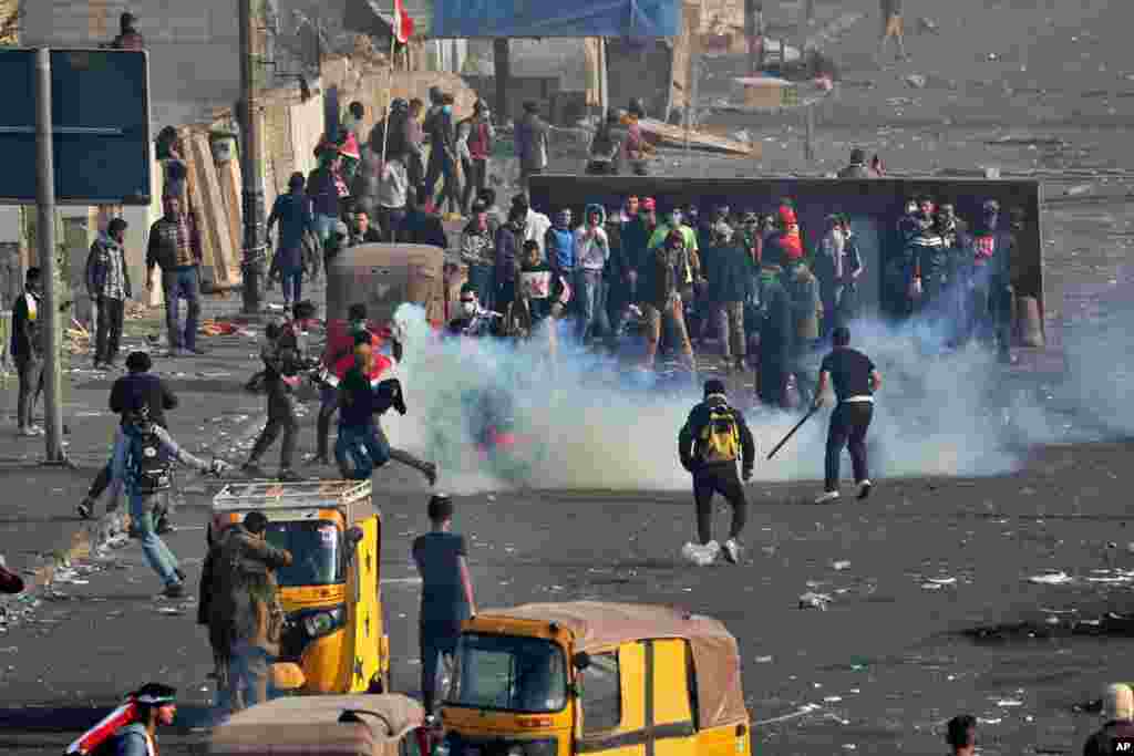 ادامه تظاهرات ضد دولتی در عراق، شلیک گاز اشک&zwnj;آور به تظاهرکنندگان در بغداد، عراق