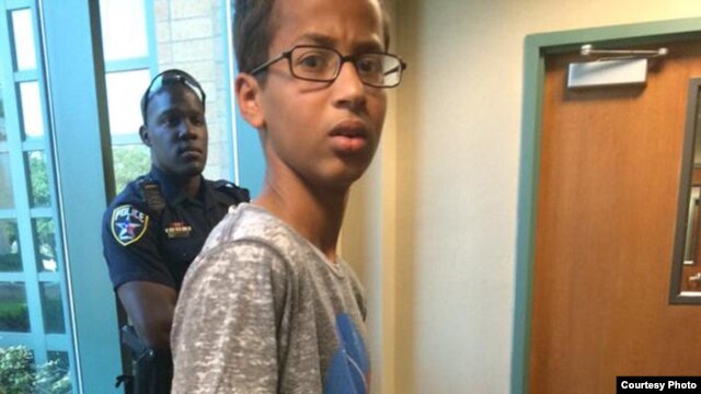 Ahmed Mohamed es escoltado por la policia al ser expulsado de la escuela por llevar un invento a su clase de Ingeniería.