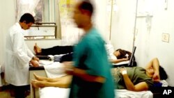 Doctores cubanos atienden pacientes en un hospital. El número de casos del cólera en Cuba aumentó sensiblemente.