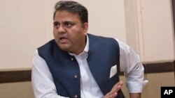 پاکستان انسٹی ٹیوٹ فار پیس اسٹڈیز میں گفتگو کرتے ہوئے وفاقی وزیرِ اطلاعات نے کہا کہ ماضی میں سیاسی اور خارجی وجوہات کی وجہ سے کیے گئے فیصلوں سے پاکستان میں انتہا پسندی کو فروغ ملا، مگر اس کے تدارک کے لیے کیے جانے والے اقدامات ناکافی ہیں۔ (فائل فوٹو)