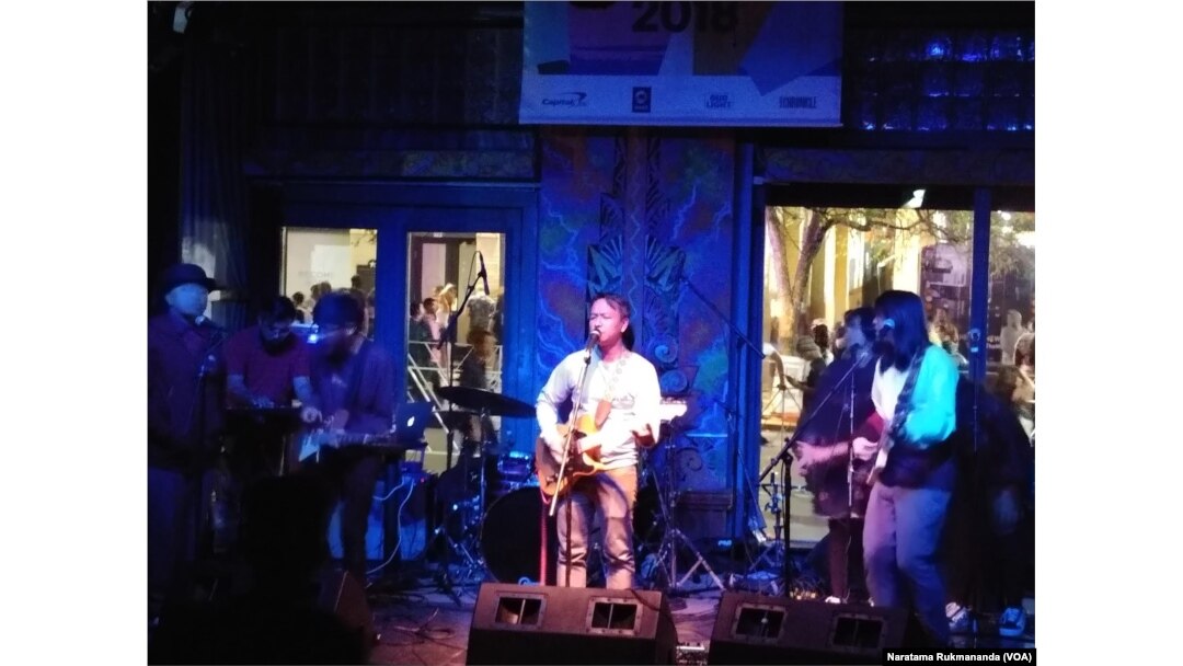 Vokalis Efek Rumah Kaca, Cholil Mahmud, di SXSW Music Festival 2018. (VOA/Naratama Rukmananda)