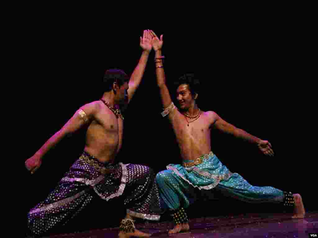 کراچی: رقص کی تقریب میں دو رقاص رقص پیش کر رہے ہیں