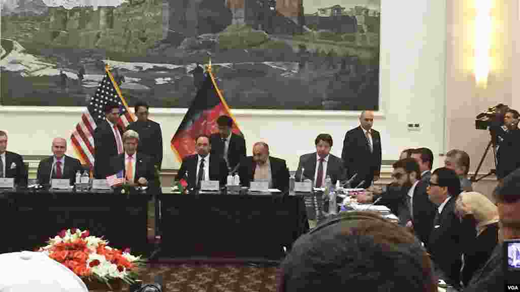 Menteri Luar Negeri AS John Kerry dan para pejabat Afghanistan, termasuk Menteri Luar Negeri Salahuddin Rabbani (tengah) di awal pembicaraan bilateral di Istana Char Chinar di Kabul (9/4). (VOA/Pamela Dockins).