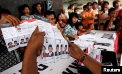 Petugas pemilu menghitung surat suara di Jakarta 8 Juli 2009. (Foto: Reuters)