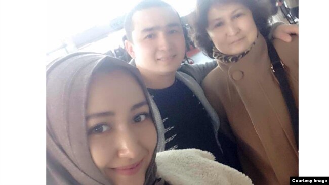 2016年初，澳籍维吾尔人阿力玛斯·尼扎木丁和母亲、妻子在乌鲁木齐机场。这张照片拍摄后不久，他的妻子就被中国当局逮捕