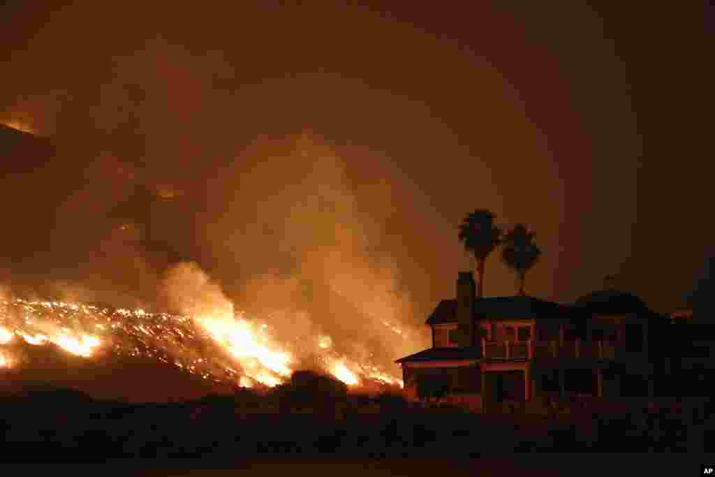 وقوع آتش سوزی مهیب در اتوبان ۱۰۱ ونچورا کالیفرنیا