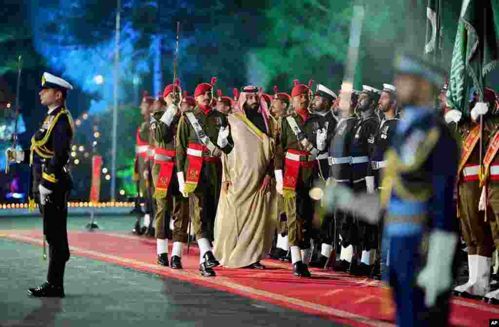 سعودی ولی عہد کو گارڈ آف آنر دیا جا رہا ہے۔