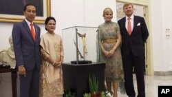 Raja Belanda Willem-Alexander dan Ratu Maxima (kanan) saat menyerahkan keris Pangeran Diponegoro kepada Presiden Joko Widodo dan Ibu Irina di Istana Bogor, Jawa Barat, 10 Maret 2020.(Foto: dok).