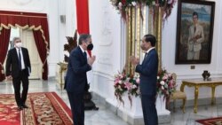 美国国务卿布林肯（中）2021年12月13日访问印尼时会见总统维多多（印尼总统府照片）