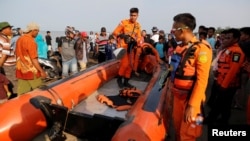 Rescue team members prepare the boat heading to the location of Lion Air, flight JT610, plane crash off the coast of Karawang regency, West Java province Indonesia, Oct. 29, 2018.