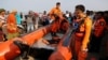 غواصان جعبه سیاه هواپیمای مسافربری اندونزی را پیدا کردند.