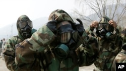 지난 2013년 4월 한국 의정부에서 미군 23화학대대 소속 군인들이 화생방 방호 시범을 보이고 있다.