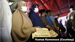 Kemensos menyalurkan Bansos bagi korban longsor di Kabupaten Banjarnegara, Jawa Tengah, Minggu (21/11). Selain warga miskin, korban bencana berhak atas Bansos. (Foto: Courtesy/Humas Kemensos)