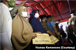 Kemensos menyalurkan Bansos bagi korban longsor di Kabupaten Banjarnegara, Jawa Tengah, Minggu (21/11). Selain warga miskin, korban bencana berhak atas Bansos. (Foto: Courtesy/Humas Kemensos)