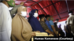 Kemensos menyalurkan Bansos bagi korban longsor di Kabupaten Banjarnegara, Jawa Tengah, Minggu (21/11). Selain warga miskin, korban bencana berhak atas Bansos. (Foto: Courtesy/Humas Kemensos)
