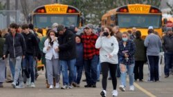 지난달 30일 총기 난사 사건이 발생한 미시간주 옥스퍼드 고등학교에서 학부모와 학생들이 충격에 휩싸인 채 걸어 나오고 있다.